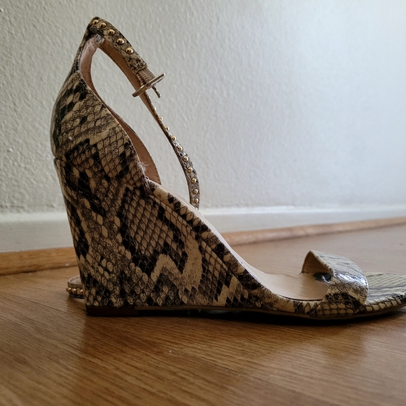 JLO Bannah Snakeskin wedge sandals - Picture 5 of 16